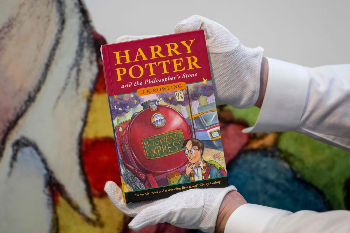 oprofetasite's tweet photo. Há exatos 29 anos, o mundo conhecia Harry Potter e a Pedra Filosofal pela primeira vez!

Deixe seu "⚡" se você ainda espera sua carta de Hogwarts! https://t.co/A5wkUn0aJN