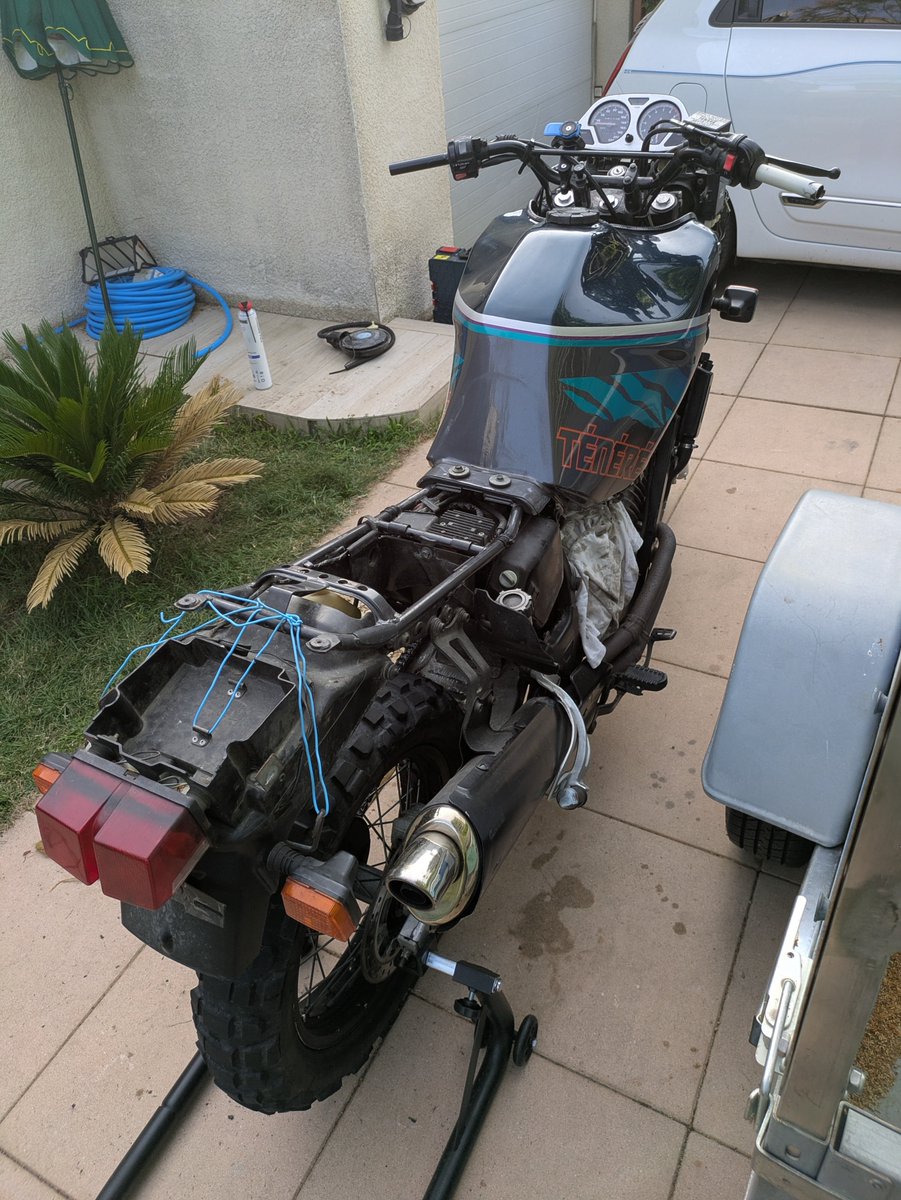 LTC_RedHot's tweet photo. Comme tout projet méca, ça ne s'est pas fait sans douleur. Entre les nouveaux problèmes qui apparaissaient au fur et à mesure que des pièces étaient retirées de la moto et les casses au remontage d'éléments qui ont plus de 30 ans, c'était pas forcément une partie de plaisir. https://t.co/3I88jO17Bm