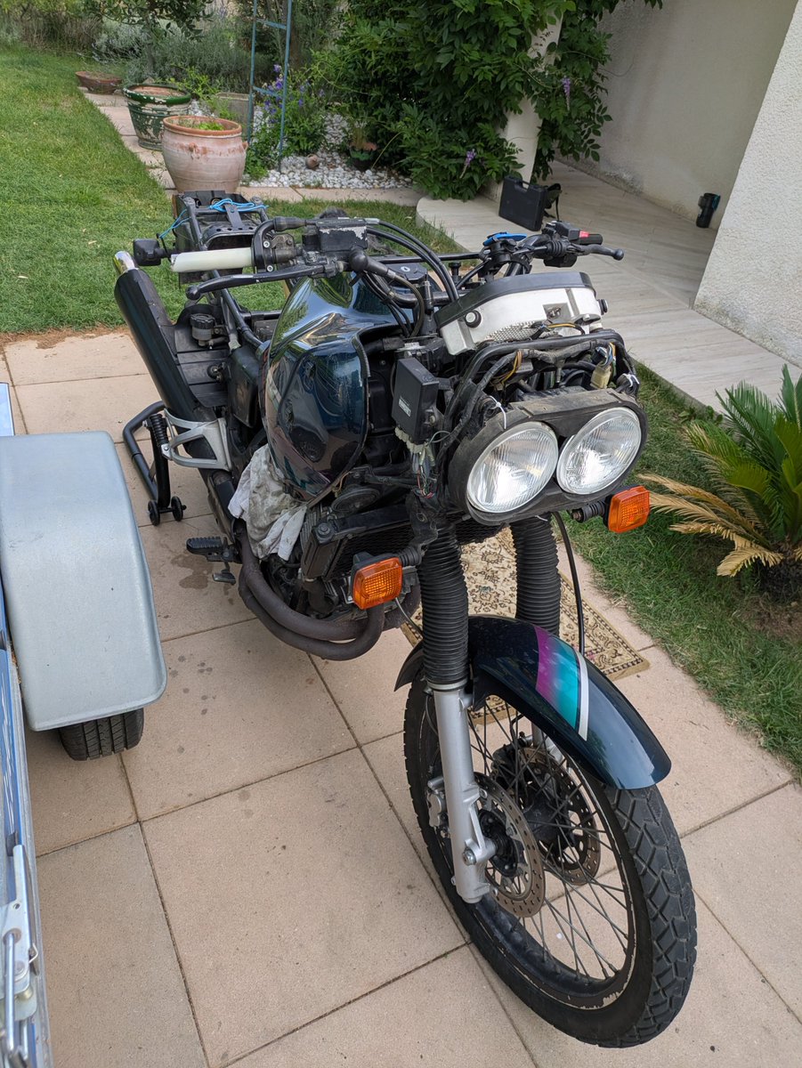 LTC_RedHot's tweet photo. Comme tout projet méca, ça ne s'est pas fait sans douleur. Entre les nouveaux problèmes qui apparaissaient au fur et à mesure que des pièces étaient retirées de la moto et les casses au remontage d'éléments qui ont plus de 30 ans, c'était pas forcément une partie de plaisir. https://t.co/3I88jO17Bm