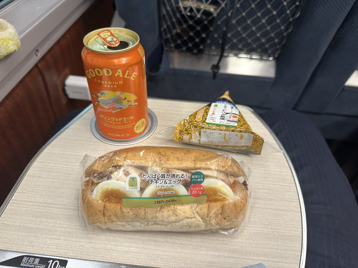 yuyasound's tweet photo. サッカー日本代表がグループリーグ突破して決勝トーナメント進出したので、なぜかロマンスカーに乗って祝杯をあげています。いきなりベスト32でブラジルだけど、フルメンバーで行けば2-1とかで勝つ可能性もあると思っています。29日深夜2時から、月末で辛いけど応援します！！ https://t.co/WsHUcdEd12