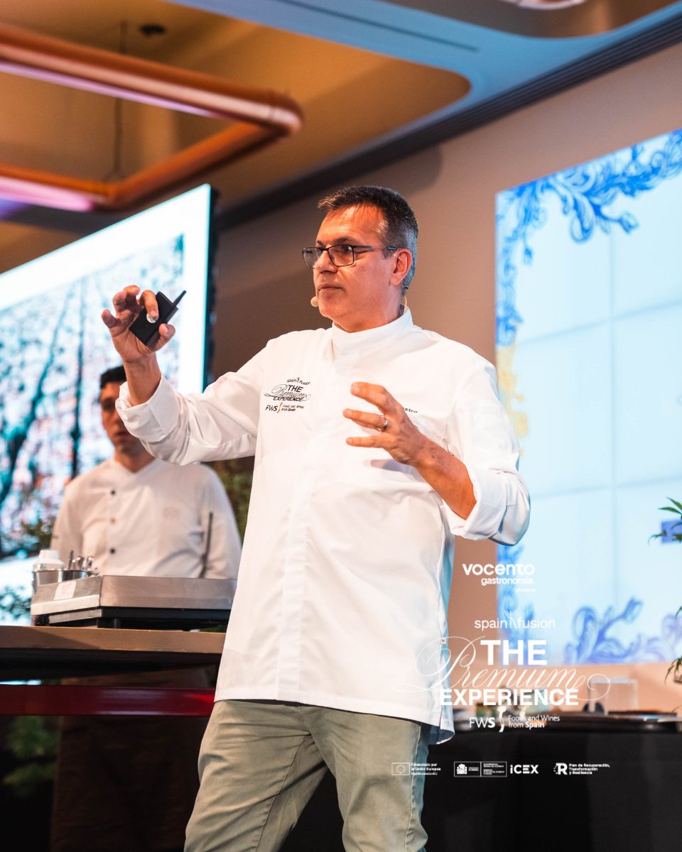 madridfusion's tweet photo. Oriol Castro, desarrolló ante el público una serie de técnicas gastronómicas aplicadas a productos emblemáticos de España: aceite de oliva, gazpacho, jamón, gilda y demostró cómo la alta cocina, la creatividad y la emoción pueden convivir con la memoria y la tradición. https://t.co/Yoqo0eN63C