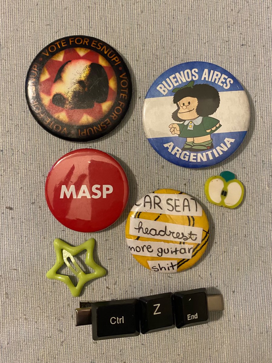 notcoollui's tweet photo. stuff 📼🍏 ! https://t.co/3n6JrtXYlX
