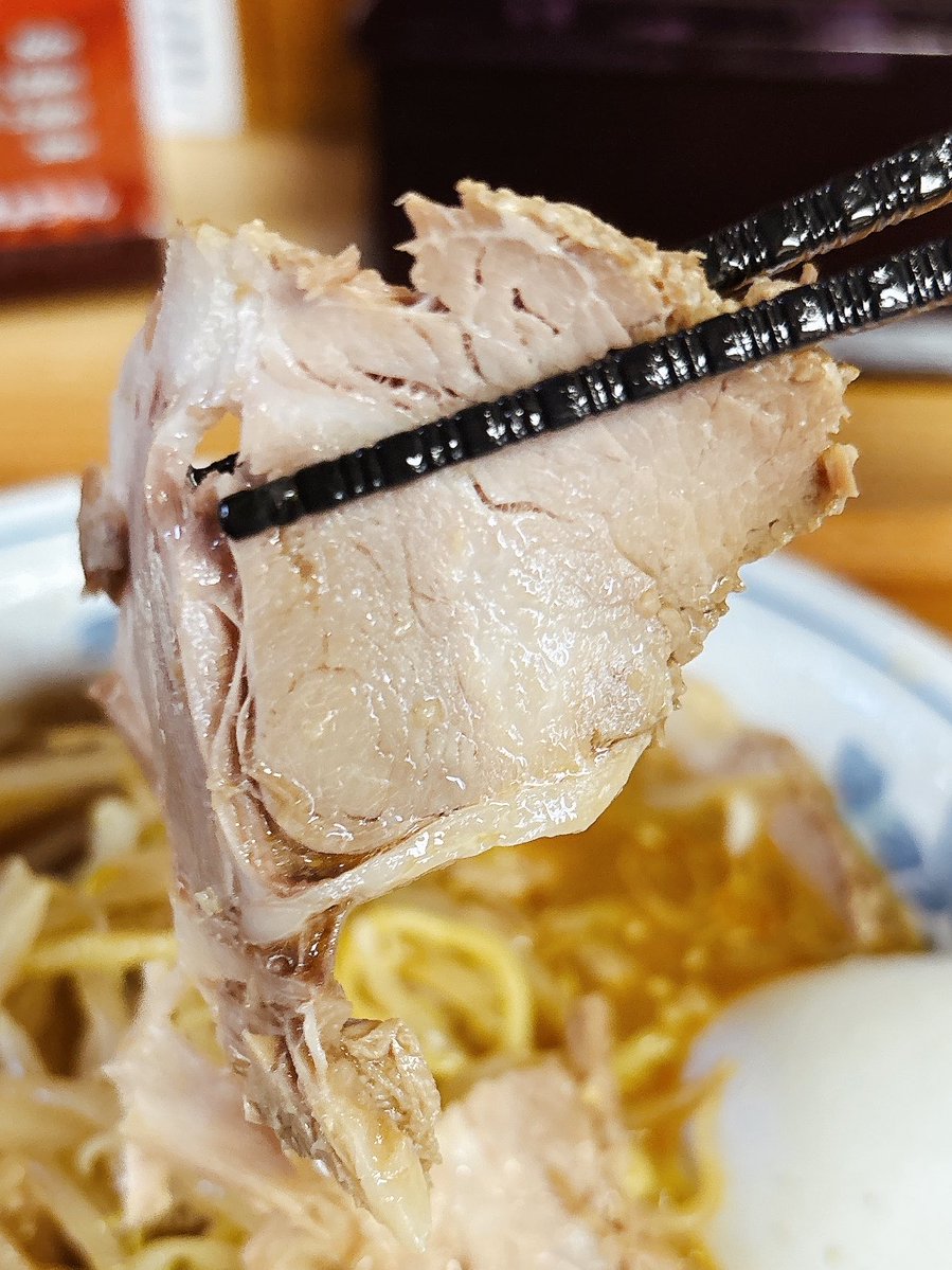 hoppy_happy1505's tweet photo. ラーメンまぁちゃん@小山町

味噌チャーシュー麺(1,200円)

ニンニクのパンチ抜群の味噌ラーメン🍜
モヤシ中心のクタヤサイ、ホロホロのチャーシュー🐖
全ての具材の一体感が丼で表現されている🤗

旨かった😋
#ラーメンまぁちゃん https://t.co/6F3tRGb226