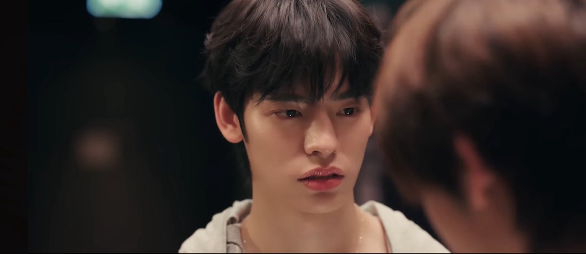 whatislazy's tweet photo. แต่จ๋ายมานหล่อจริง ชอบมากตี๋ตี๋บทนี้อะ ออร่าธงแดงที่ปฏิเสธไม่ได้หรอ สมกับบทที่เป็นคนฮอตอะ คือนี่แหละ มองแค่หน้าก็รู้ละ ฮอตจริง นี่คิดว่าเรื่องนี้ก็คงจะตกคนได้เยอะไปอีกจากที่แมสอยู่แล้วจากด้วงกับเธอ เพราะนี่ไปดูรีแอคเยอะมาก ทั้งต่างชาติทั้งไทยชอบมาก อะไรขมๆแอบชอบเพื่อนอย่างเงี้ย ไม่ใช่แค่ฟคอะ มักเปิ้ลก็มุงเยอะ ที่เห็นยอดสูงๆออแกนิคมากนะ แล้วก็ไปเจออันนึงที่เค้าพาเพื่อนมานั่งรีแอคด้วยมั้ง ตอนตี๋ออกมารูปแรกอะ เค้าถามเลยว่าใครอะ หล่อมาก วาวาก็บอก ตี๋ตี๋ไง แล้วผ่านไปครึ่งเรื่องก็ หล่ออะ หล่อจริงๆ คือเข้าใจทุกอย่าง แล้วเรื่องนี้น้องป๋อแป๋วมาก แบบแสดงออกมาตรงๆ คือใช้สายตาได้น่ารักน่าเอ็นดู น่าสงสารแต่ก็น่าแกล้งอะ รู้สึกเป็นการดึงเสน่ห์อีกแบบของน้องๆได้ดี หลายๆคนอาจจะรู้จักบ้างแล้วแต่พึ่งมาโดนตกจริงจังเยอะนะ คือหลายคนไม่ได้ดูด้วงก็รอดูเรื่องนี้อะ คือมันจะมีทั้งคนชอบไวบ์แบบด้วง ชอบไวบ์แบบเรื่องนี้ หรือชอบทั้งสองแบบนี่ คือดี มันตกคนได้หลากหลาย เชื่อว่าในอนาคตก็จะตกคนได้เยอะมากๆๆๆขึ้นไปอีกจากที่มากอยู่แล้ว ก็เลยชอบมากที่เรื่องสองน้องๆเลือกดีไซน์ให้ตัวละครมัน shift ไปเลย ของจริงพี่คีพไวบ์ สไตล์ไพลอตได้เลยนะคะ ไอเลิฟสนิทแค่เพื่อน จะออนยังนะคะ