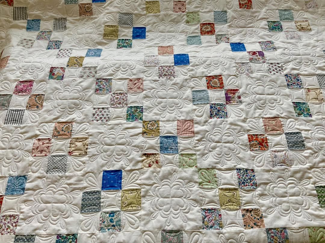 HandiQuilterAus's tweet photo. Delicate free-motion quilting brings this patchwork quilt to life, with elegant feather-inspired designs adding depth, softness and a beautifully finished touch.
Designed by: @bev.mcclune.quilting 💕

#HandiQuilterAustralia #LongarmQuilting #MachineQuilting #FreeMotionQuilting https://t.co/mXgFEVjlkQ