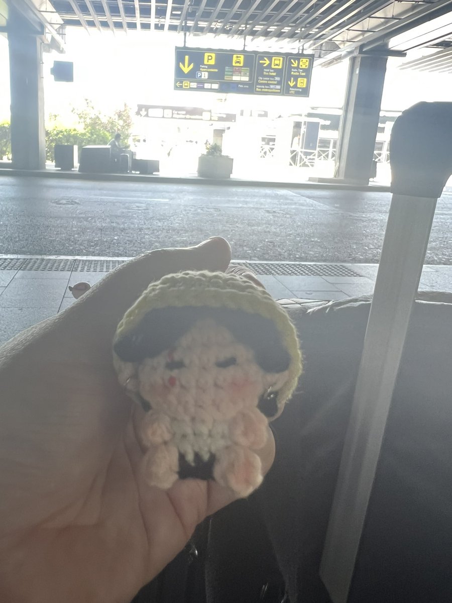 BTSsFire's tweet photo. Minnak Yoongi’m cebimde Madrid’e giriş yaptı, şimdi önce kendimizi bi otele atalım, sonra işimiz var 🤭 https://t.co/c4aBcAc0Gu