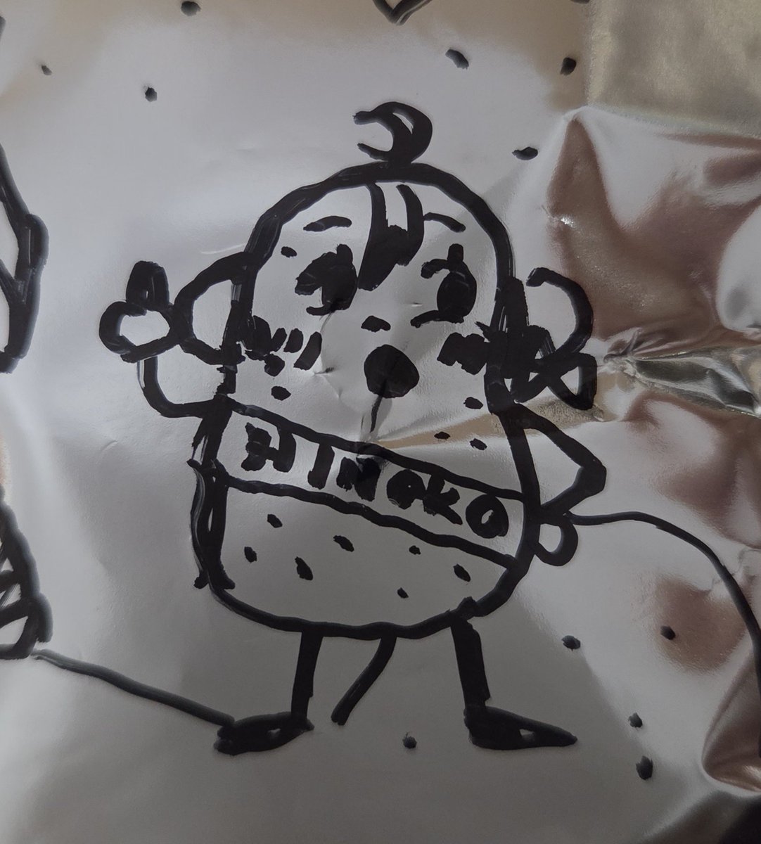 HiNOxAether's tweet photo. Pが白黒ポテトチップス袋に絵を描いてくれたわ！(反射のみ加工済)
ワタシへの誕生日プレゼント、、かしら🤔 https://t.co/IKhmYTmbgT