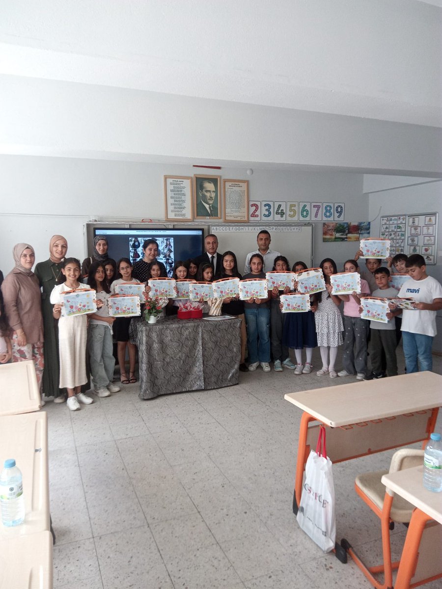 BoztepeIlce's tweet photo. İlçe Milli Eğitim Müdürümüz Sayın Bülent GÜZEL ve Şube Müdürümüz Kadir EKİN, 2025-2026 Eğitim Öğretim Yılının sona ermesi münasebetiyle Mehmetcik İlkokulunda düzenlenen karne programına katılarak karne alma sevinci yaşayan öğrencilerimizin heyecanına ortak oldu.
@KirsehirMEM https://t.co/x9nTuKm8Ov