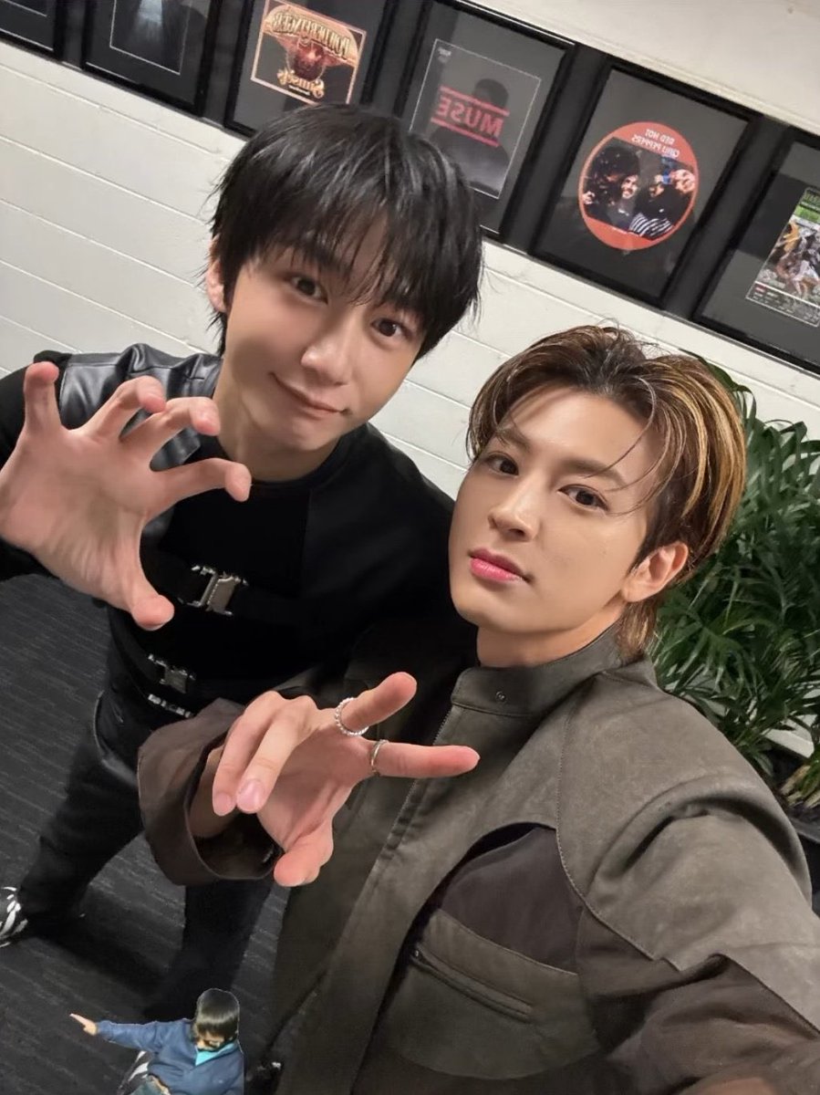hyungwonspace's tweet photo. hyungwon on ikon’s yunhyeong’s ig story #형원

👤 hyungwon hyung pls stay hyungwon forever
👤 handsome = chae hyungwon
👤 my whole life i’ve been told i have a small face so i really thought i did until i stood next to hyungwon hyung
🎧 beautiful - monsta x https://t.co/7iUoOAb4YA