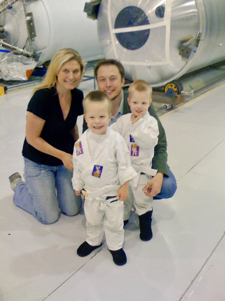 muf19012's tweet photo. @elonmusk They are beautiful together with their dad and aunt 🩵🩵 https://t.co/hbOdFdlmyH