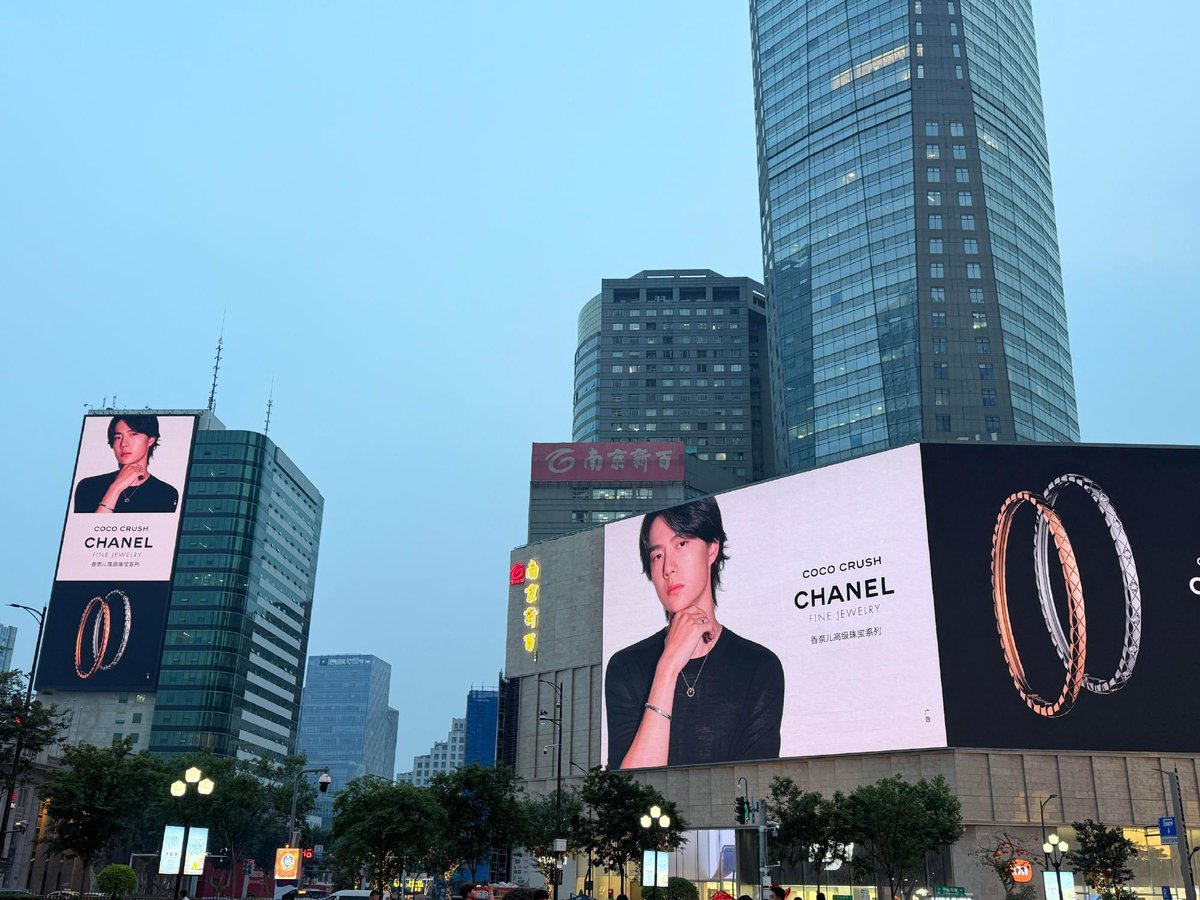 AllYiboWang's tweet photo. Yibo’s latest Chanel campaign is beginning to roll out across China, promotional features starting to appear nationwide 

YIBO COCO CHANEL CAMPAIGN
#WangYiboxCocoCrush https://t.co/ZR3He6QmDf