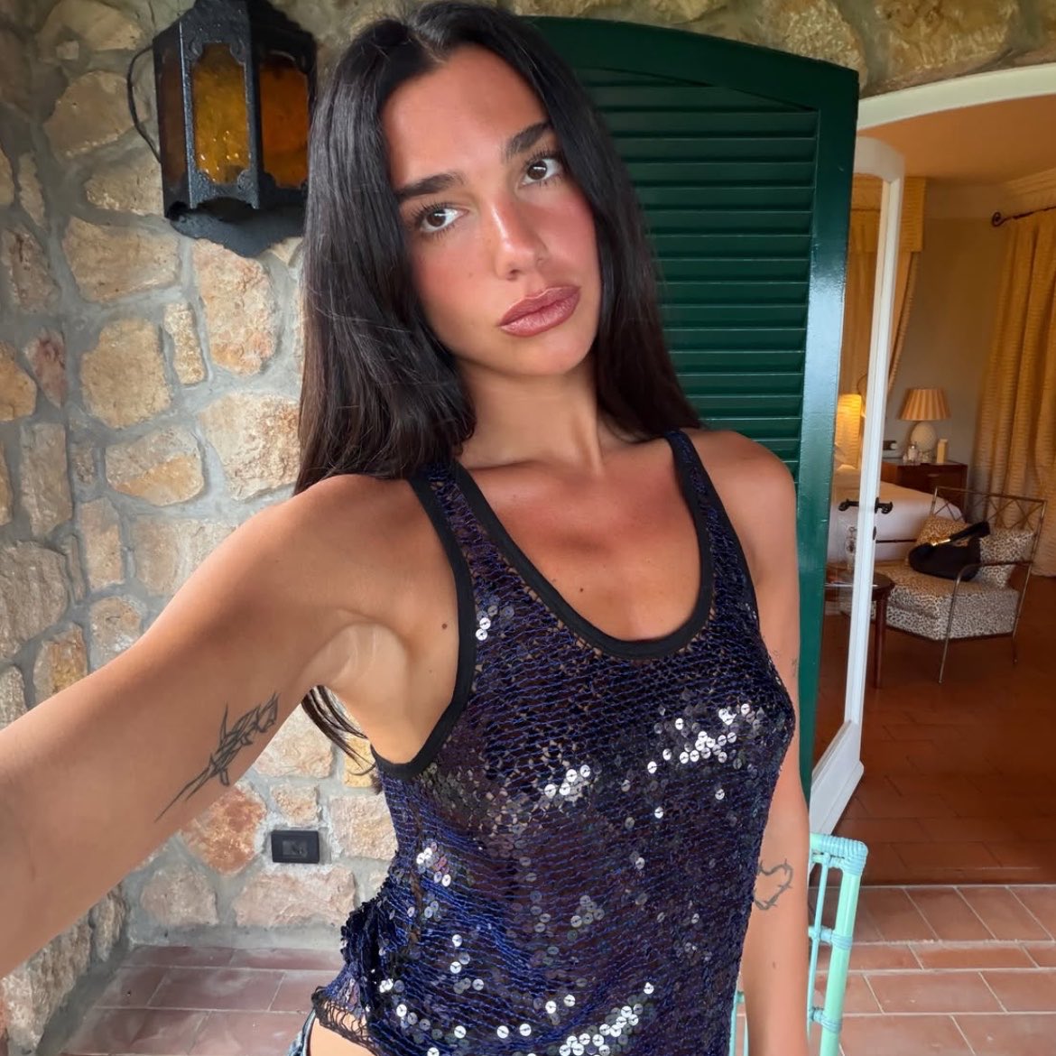 DLipaItaly's tweet photo. 🚨MAMMA E PAPÀ! Dua Lipa e Callum Turner in un nuovo post appena pubblicato su Instagram:

“Roadtripping 🇮🇹💋” https://t.co/rL3M8PAqzu