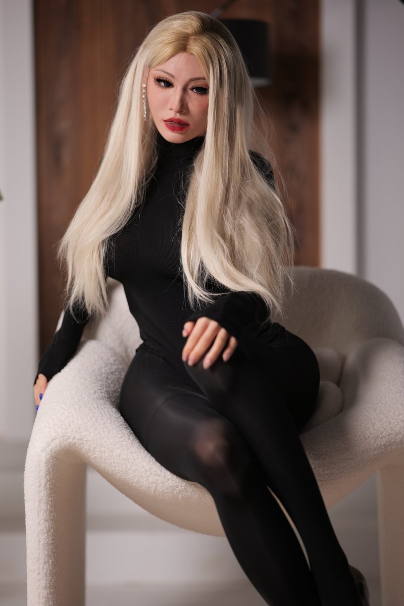 manaminanase's tweet photo. Imagine such a lady looking at you when you just woke up late in the morning.
Mask: Molly S.
.
#molis #inthemask #mollys #femalemask #siliconemask #molifx https://t.co/ALbeg6EO9k
