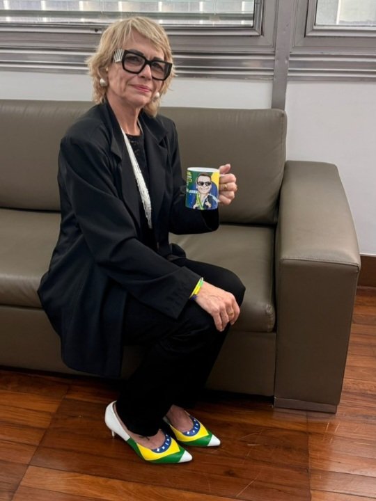 freu_rodrigues's tweet photo. Rogéria Bolsonaro é uma mulher elegante, discreta, e de postura admirável. Sempre demonstrou educação, firmeza e respeito, sem precisar perder a classe. É o tipo de mulher que enfrenta as adversidades sem descer do salto. 

Se você morasse no Rio votaria nela para senadora?
Sim. https://t.co/mCTtktdrP5