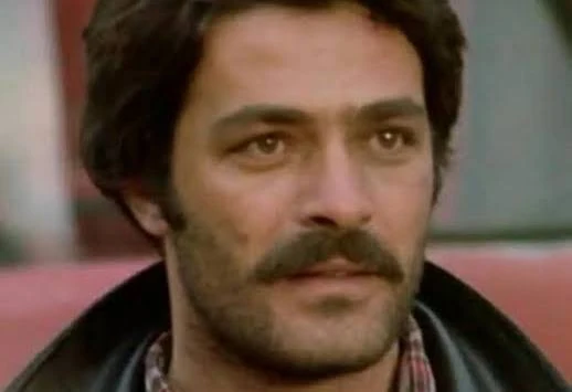 mustafarmagan's tweet photo. Sinema sanatçısı Kadir İnanır vefat etmiş.
 
Başarılı bir aktör, sevilen bir yüzdü.

Akil İnsanlar Heyetindeydi (2013).
O zaman Başbakan olan Cumhurbaşkanımız Recep Tayyip Erdoğan'ı dikkatle dinledikten sonra şunları söylemişti:

- Hayretler içerisindeyim Sayın Başbakan, neden dışarıda böyle konuşmuyor, bağırarak konuşuyorsunuz? Böyle konuşsanız Türkiye'de ikna edemeyeceğiniz bir tek insan olmaz.

Başbakan Erdoğan da şöyle cevap vermişti:

-Size niye bağırayım Kadir Bey, siz benim dostumsunuz. Beraber bu ülkenin bir sorununa çare arıyoruz. Dışarıda ise rakiplerimiz var, onlarla anladıkları dilde konuşmak gerekiyor.

Allah rahmet eylesin.
