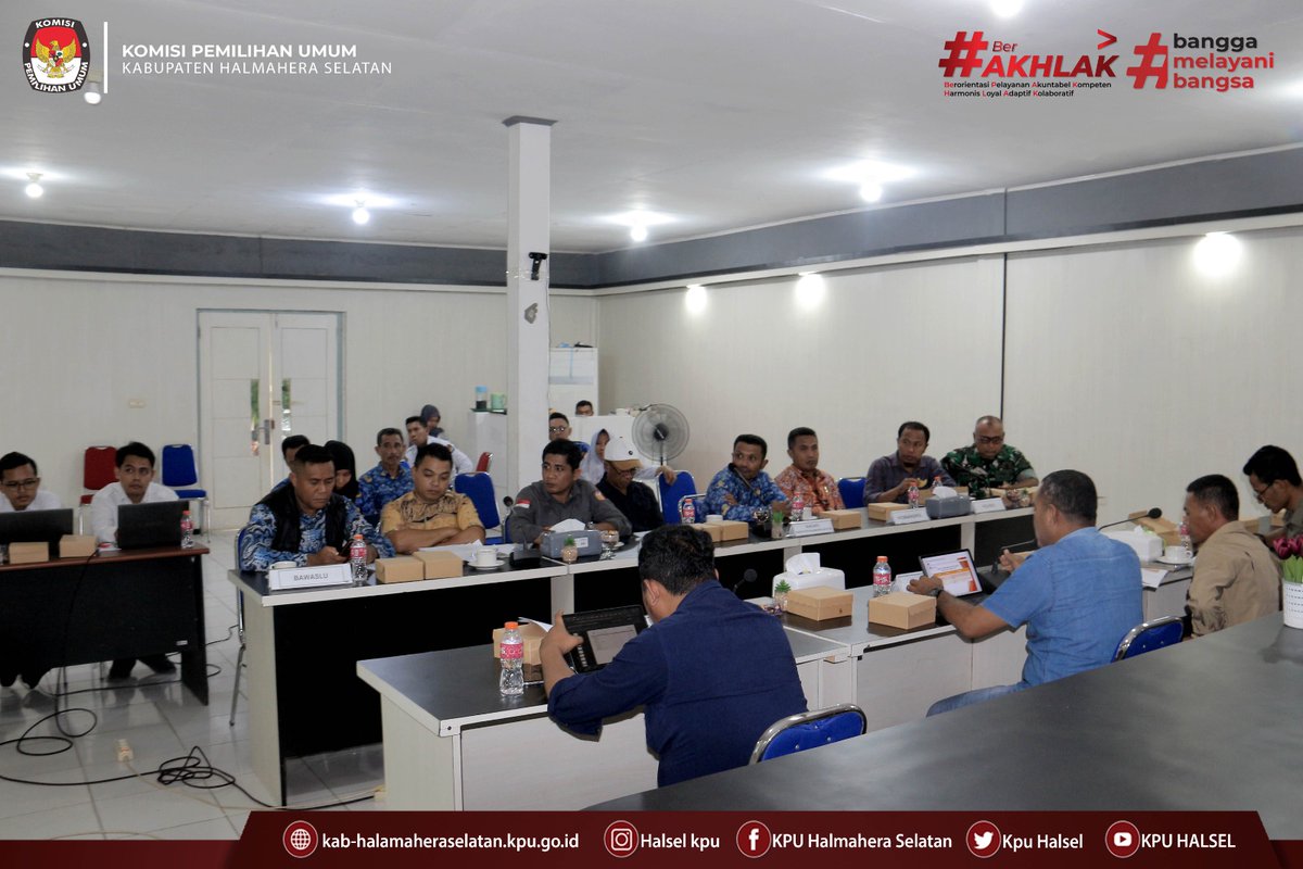 KpuHalsel's tweet photo. #TemanPemilih, KPU Kabupaten  Halmahera Selatan  menggelar Rapat Koordinasi Pemutakhiran Data Pemilih Berkelanjutan (PDPB) Triwulan II Tahun 2026 di Aula Husni Kamil Manik Kantor KPU Halmahera Selatan,(Kamis, 25/6/2026). 

#KPUMelayani
#KPUHALSEL
#KPURI https://t.co/1bhkpQrsbb