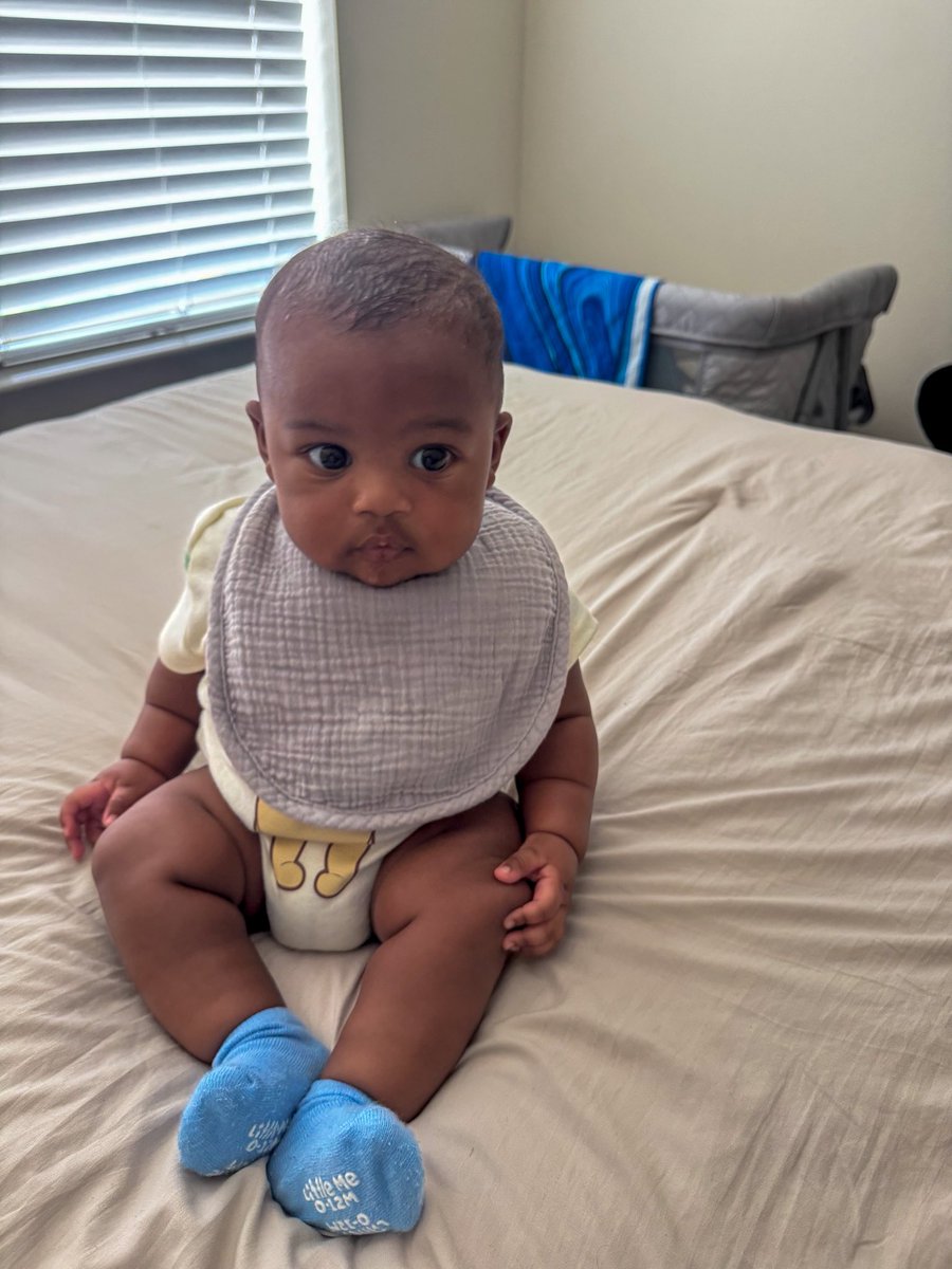 woman_commando's tweet photo. Someone is learning to sit on his own at 4 months 😂😂😂 https://t.co/gKnXtmKSV9