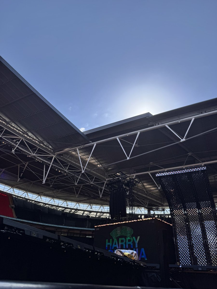tastebackx's tweet photo. Barricade ofcccc https://t.co/YGqLdXvbYy