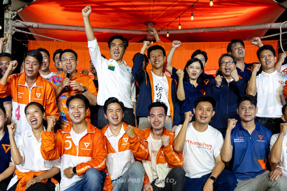 ThaiPBS's tweet photo. “พรรคประชาชน” เปิดเวที “เติมกรุงเทพให้เต็ม 10” ชวนประชาชนสะท้อนความหวัง ก่อนเลือกตั้งผู้ว่าฯ กทม. 28 มิ.ย.
.
วันนี้ (26 มิ.ย. 69) พรรคประชาชนจัดกิจกรรม “เติมกรุงเทพให้เต็ม 10” เปิดพื้นที่ให้ประชาชนร่วมแลกเปลี่ยนความคิดเห็น สะท้อนปัญหา และเสนอภาพอนาคตของกรุงเทพมหานคร ในช่วงโค้งสุดท้ายก่อนการเลือกตั้งผู้ว่าราชการกรุงเทพมหานคร วันที่ 28 มิถุนายน 2569
.
ภายในงานมีแกนนำพรรคและผู้สมัคร ส.ก. เข้าร่วมพูดคุยกับประชาชน ได้แก่ นายณัฐพงษ์ เรืองปัญญาวุฒิ นายวิโรจน์ ลักขณาอดิศร และนายโจ ชัยวัฒน์ สถาวรวิจิตร โดยเน้นการเปิดรับฟังเสียงประชาชนต่อแนวทางการพัฒนาเมือง และการเมืองที่เชื่อมโยงกับคุณภาพชีวิตของคนกรุงเทพฯ
.
สำหรับกิจกรรม “เติมกรุงเทพให้เต็ม 10” จัดขึ้นที่สวนเบญจกิติ ลานการแสดงกลางแจ้ง โดยเชิญชวนประชาชนเข้าร่วมก่อนถึงวันเลือกตั้งผู้ว่าราชการกรุงเทพมหานคร 28 มิถุนายนนี้
.
📸 Photo By : สุภณัฐ รัตนธนาประสาน #ThaiPBS #ThaiPBSPhoto