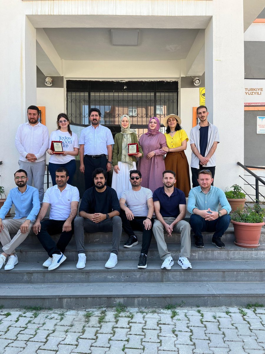 IhoSaid's tweet photo. Bir dönem daha geride kaldı… Karne heyecanla açıldı, şimdi tatil coşkusu başladı! 
Emeği geçen herkese teşekkürler. Şimdi sıra dinlenmekte, yeni anılar biriktirmekte!
Tatiliniz bereketli, keyifli olsun! 
#karne
#KarneGünü https://t.co/aM5Oxlx69T