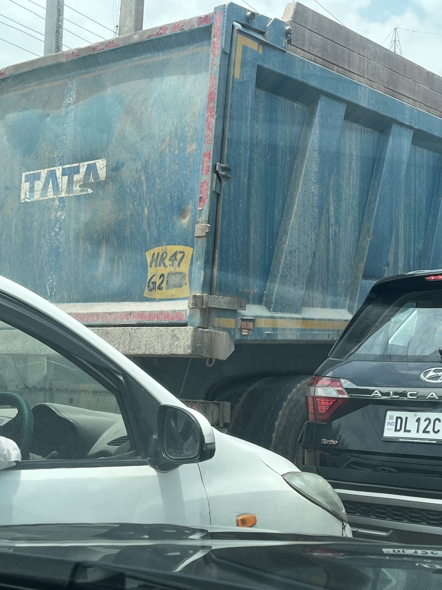 TheBigGeek's tweet photo. Hey @gurgaonpolice aap pehchaan sakte ho yeh kaun hai, inki gaadi ka number kya hai? 

These are trucks that roam freely in Gurugram, create ruckus on the road (you can see he is trying to get into overtake lanes), have clearly hidden their number plates why - because bhai bhatijawaad