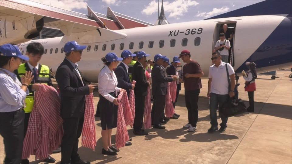 Cambodiataro's tweet photo. 【カンボジア観光】LCC相次ぐ運休で苦境のシェムリアップ、新路線の光と運航会社を覆う国際制裁の影

▪️国際便の運休と外国人観光客の激減

カンボジアの観光産業は現在、主要市場からの航空アクセス悪化という逆風に直面しています。インド最大のLCCであるインディゴ（IndiGo）は、燃料費高騰や需要低迷を理由に、2026年7月よりシェムリアップ路線を一時運休すると発表しました。また、マレーシアのLCCであるファイアフライ（Firefly）も同様の課題から、2026年2月下旬にクアラルンプールからの直行便を一時運休しました。
こうした国際路線の縮小は観光統計にも表れており、カンボジア観光省が発表した2026年5月のデータによると、主要空港の外国人入国者数はプノンペンが前年同月比40.1%減の100,789人、シェムリアップが同14.0%減の27,362人と大幅に落ち込んでいます。観光の要であるアンコール遺跡の入場券販売数も、4月に前年同月比33.02%減、5月には同29.0%減と失速が続いています。

▪️国際線減便の穴を埋める国内路線の活発化

国際直行便が縮小する厳しい環境下、国内航空路線の新たな動きに注目が集まっています。シェムリアップ州観光局は2026年6月26日、カンボジア・エアウェイズがATR72型機を投入し、プノンペンおよびシアヌークビルとシェムリアップを結ぶ新路線の運航を開始したと発表しました。国際便の減便に伴うアクセスの低下を国内線経由で補完し、低迷する「グリーン・シーズン」の観光需要を喚起する一手として期待されています。

▪️運航会社が抱える「プリンス・グループ」の特性

しかし、利便性向上の裏には、運航会社であるカンボジア・エアウェイズの企業背景に起因するコンプライアンス上の懸念が存在します。同社は、東南アジアを拠点に国際的なオンライン詐欺やマネーロンダリングを組織してきたとされる巨大複合企業「プリンス・グループ」の関連企業と目されているためです。同グループを巡っては、人身売買や巨額の暗号資産詐欺に関与したとして、創業者や一部の幹部、および中核組織が米英両政府から経済制裁の対象に指定されています。さらに、国際メディアの調査報道では、同グループの不透明な資金が航空事業など多岐にわたる分野に流入している可能性も指摘されています。

▪️国際捜査の進展と利用者が直面する制裁リスク

現在、グループ創業者の陳志氏をはじめとする複数の幹部が各国で逮捕され、世界規模で関連資産の凍結が進んでいます。そのため、関連企業と目されるカンボジア・エアウェイズを利用して航空券代金などを支払う行為自体が、米国の外国資産統制局（OFAC）による制裁規定に抵触する恐れがあると、専門家から指摘されています。カンボジアを訪れる利用者や企業は、意図せず制裁対象ネットワークへの資金供与に関与してしまうリスクについて、極めて慎重な判断が求められます。