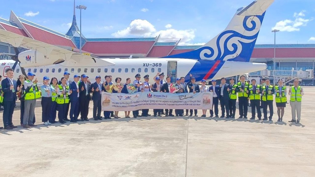 Cambodiataro's tweet photo. 【カンボジア観光】LCC相次ぐ運休で苦境のシェムリアップ、新路線の光と運航会社を覆う国際制裁の影

▪️国際便の運休と外国人観光客の激減

カンボジアの観光産業は現在、主要市場からの航空アクセス悪化という逆風に直面しています。インド最大のLCCであるインディゴ（IndiGo）は、燃料費高騰や需要低迷を理由に、2026年7月よりシェムリアップ路線を一時運休すると発表しました。また、マレーシアのLCCであるファイアフライ（Firefly）も同様の課題から、2026年2月下旬にクアラルンプールからの直行便を一時運休しました。
こうした国際路線の縮小は観光統計にも表れており、カンボジア観光省が発表した2026年5月のデータによると、主要空港の外国人入国者数はプノンペンが前年同月比40.1%減の100,789人、シェムリアップが同14.0%減の27,362人と大幅に落ち込んでいます。観光の要であるアンコール遺跡の入場券販売数も、4月に前年同月比33.02%減、5月には同29.0%減と失速が続いています。

▪️国際線減便の穴を埋める国内路線の活発化

国際直行便が縮小する厳しい環境下、国内航空路線の新たな動きに注目が集まっています。シェムリアップ州観光局は2026年6月26日、カンボジア・エアウェイズがATR72型機を投入し、プノンペンおよびシアヌークビルとシェムリアップを結ぶ新路線の運航を開始したと発表しました。国際便の減便に伴うアクセスの低下を国内線経由で補完し、低迷する「グリーン・シーズン」の観光需要を喚起する一手として期待されています。

▪️運航会社が抱える「プリンス・グループ」の特性

しかし、利便性向上の裏には、運航会社であるカンボジア・エアウェイズの企業背景に起因するコンプライアンス上の懸念が存在します。同社は、東南アジアを拠点に国際的なオンライン詐欺やマネーロンダリングを組織してきたとされる巨大複合企業「プリンス・グループ」の関連企業と目されているためです。同グループを巡っては、人身売買や巨額の暗号資産詐欺に関与したとして、創業者や一部の幹部、および中核組織が米英両政府から経済制裁の対象に指定されています。さらに、国際メディアの調査報道では、同グループの不透明な資金が航空事業など多岐にわたる分野に流入している可能性も指摘されています。

▪️国際捜査の進展と利用者が直面する制裁リスク

現在、グループ創業者の陳志氏をはじめとする複数の幹部が各国で逮捕され、世界規模で関連資産の凍結が進んでいます。そのため、関連企業と目されるカンボジア・エアウェイズを利用して航空券代金などを支払う行為自体が、米国の外国資産統制局（OFAC）による制裁規定に抵触する恐れがあると、専門家から指摘されています。カンボジアを訪れる利用者や企業は、意図せず制裁対象ネットワークへの資金供与に関与してしまうリスクについて、極めて慎重な判断が求められます。