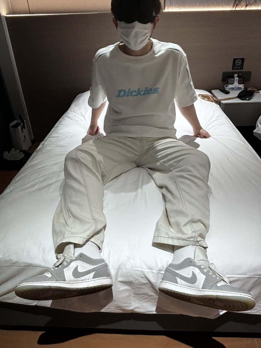 copeer08's tweet photo. 钻石男大弟弟是属于那种有一点点皮跟嘴硬，但是实际很乖的性格，先不说摸下面几十秒就会直接起立，被挠的时候爆粗很痒也不会一直躲，乖乖的给我挠，晚上最后也交代了两次，还是连续喷射🐳#tk #农牛 #光�� #sm #白袜臭脚 #反差 #挠痒 https://t.co/ePJG7UB1bX