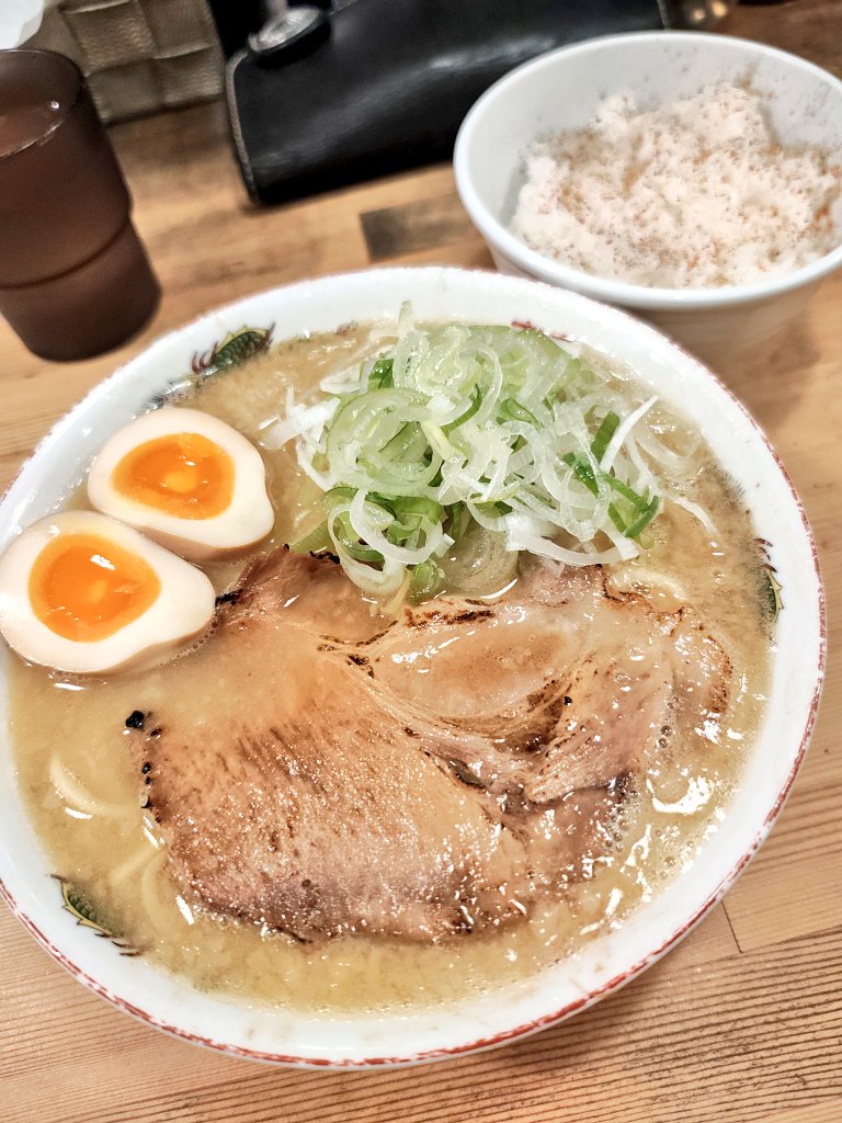 _Oath_H's tweet photo. 麺屋 奏
濃厚鶏そば(メンマ抜き) ライス

どうしても鶏そばが食べたくなり、車を飛ばして閉店間際に何とか来店。ラーメンライスで優勝🍜今日も美味かった。 https://t.co/jMM0nqqNBO