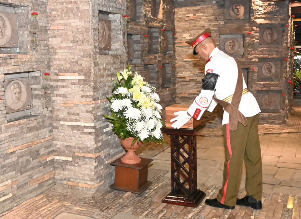 portal_villa's tweet photo. El silencio de la mañana fue roto por las notas del Himno Nacional; minutos antes, los restos mortales del comandante de la Revolución Ramiro Valdés entraron al Memorial para encontrarse una vez más con el Guerrillero Heroico y su destacamento de refuerzo.#VillaClaraConTodos https://t.co/fcoi2poVy5