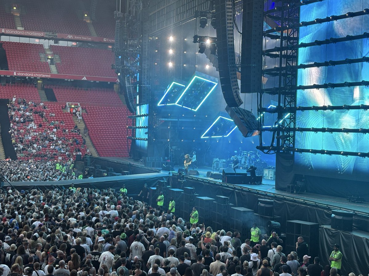 MikeyTaylor92's tweet photo. Great night out with the Family! Can’t wait for the next adventure! Aha! 😀👏🏻❤️🌟 @foofighters #FooFighters #Liverpool #TakeCover https://t.co/cMKRs1iTmb