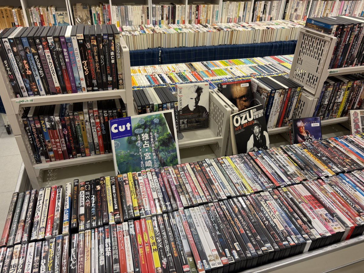 honhondouhakata's tweet photo. 「最後の古本まつり」
(ジュンク堂書店福岡店)

DVDワゴン一台を追加、
均一本も補充追加してます。
日程の半分を消化しました。

明日は天気も回復するよう
ですので、天神に来られる方、
よろしくお願いします。 https://t.co/R8hgxCEJbm
