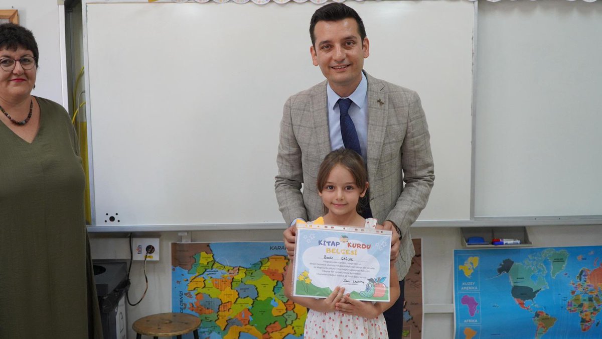 Urla_MEM's tweet photo. Kaymakamımız Sayın Mustafa Gözlet ve İlçe Millî Eğitim Müdürümüz Sayın Süleyman Can, Asiye Hüseyin Akyüz İlkokulu’nda düzenlenen karne törenine katılarak öğrencilerimizin karne sevincine ortak oldu. @tcmeb @izmir_ilmem @SuleymanCan71 https://t.co/DOHfPU96pc