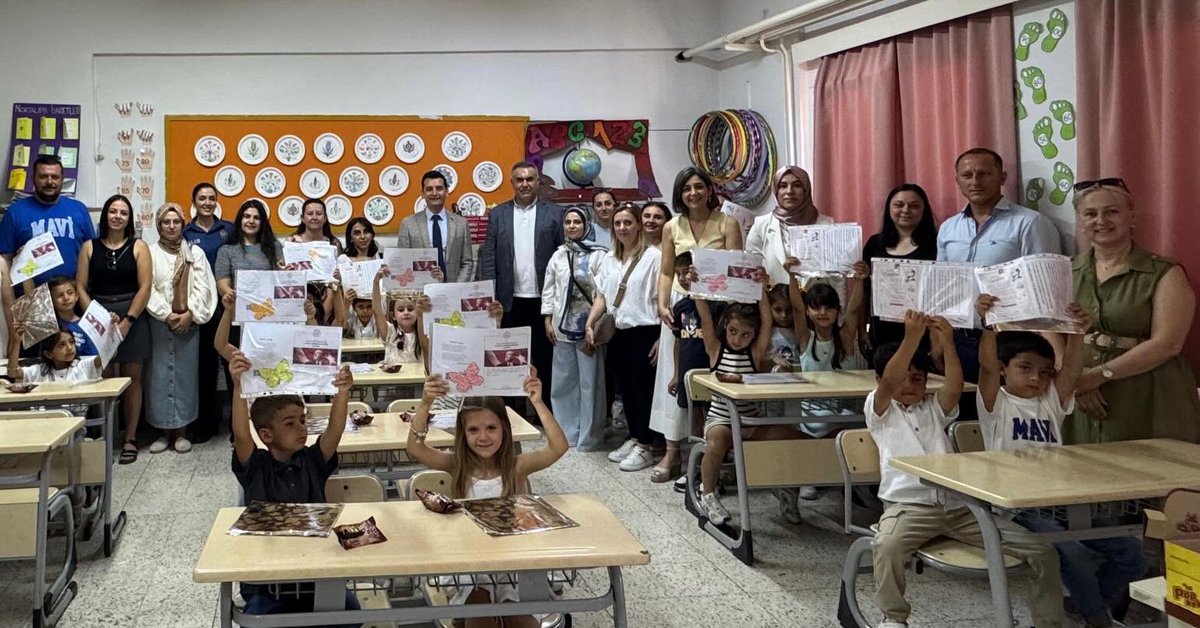 Urla_MEM's tweet photo. Kaymakamımız Sayın Mustafa Gözlet ve İlçe Millî Eğitim Müdürümüz Sayın Süleyman Can, Asiye Hüseyin Akyüz İlkokulu’nda düzenlenen karne törenine katılarak öğrencilerimizin karne sevincine ortak oldu. @tcmeb @izmir_ilmem @SuleymanCan71 https://t.co/DOHfPU96pc
