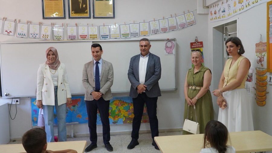 Urla_MEM's tweet photo. Kaymakamımız Sayın Mustafa Gözlet ve İlçe Millî Eğitim Müdürümüz Sayın Süleyman Can, Asiye Hüseyin Akyüz İlkokulu’nda düzenlenen karne törenine katılarak öğrencilerimizin karne sevincine ortak oldu. @tcmeb @izmir_ilmem @SuleymanCan71 https://t.co/DOHfPU96pc