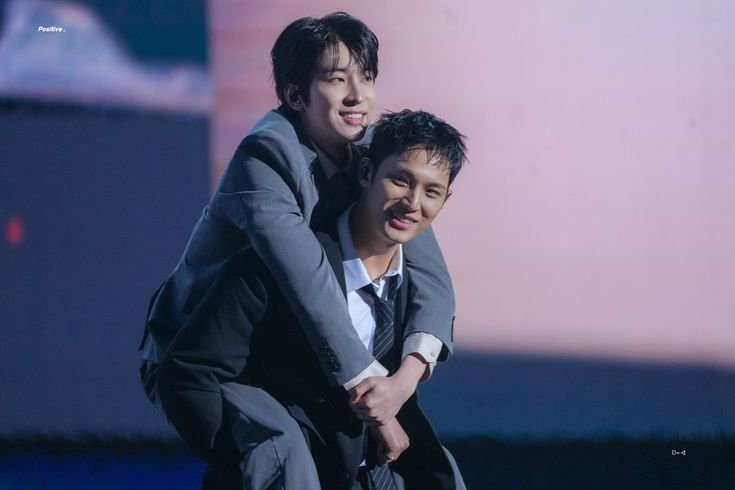 mwoomf's tweet photo. white midnight
bittersweet 
urijib mw live 
mw piggyback 

having this 4 pillars..my god minwon really my greatest of all time. 💜💚 https://t.co/rOicFGN6UH