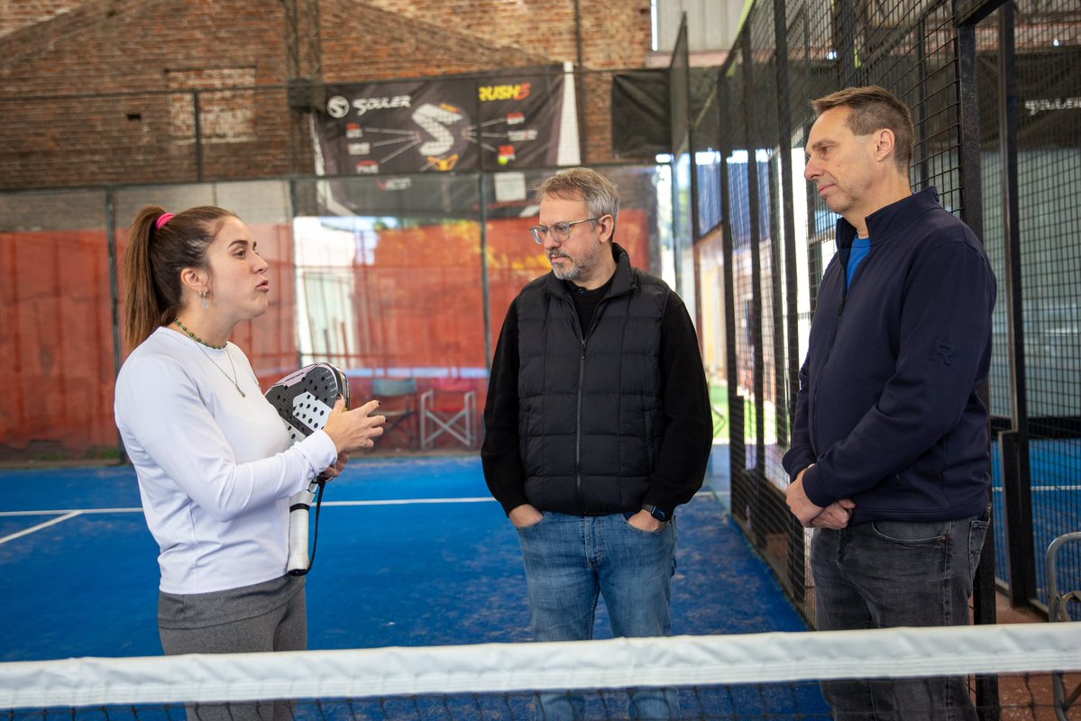 dievalen's tweet photo. Irene Jiménez es Concejal en Lomas
de Zamora además de una destacada deportista: ocupa el #1 en el ranking nacional de pádel femenino. Un placer visitarla en su lugar de entrenamiento y ver cómo logra conciliar sus dos pasiones: el deporte y trabajar para sus vecinos! 

@GVinuales 
@LLAenPBA