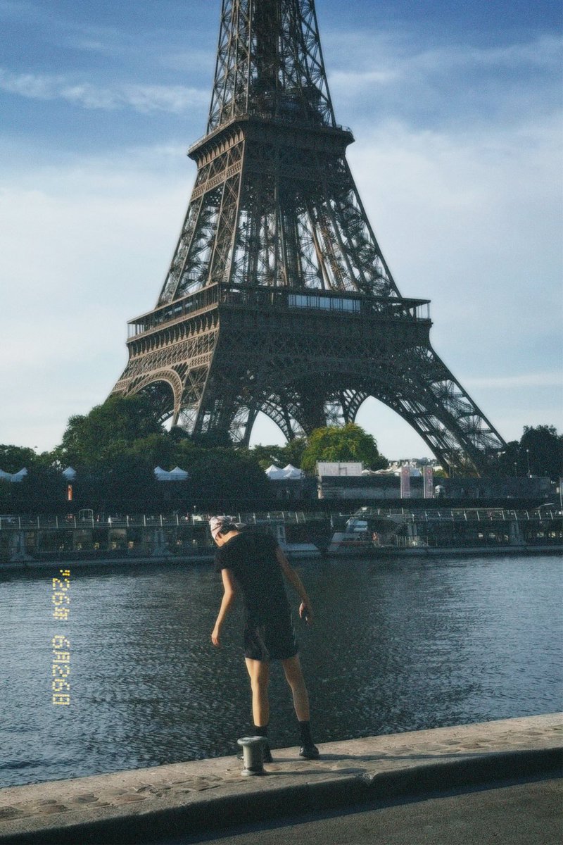keonholive's tweet photo. #KEONHO #건호 🖤🇫🇷 https://t.co/ZKWOzZnhsV