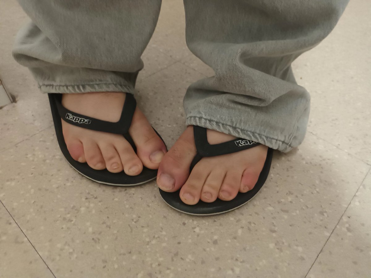 Solebreon's tweet photo. I happen to be wearing sandals right now, any of you like mine? 👣✨️🖤

#feetmale #footfetısh #feetworshi̇p https://t.co/OltKsjyVPT