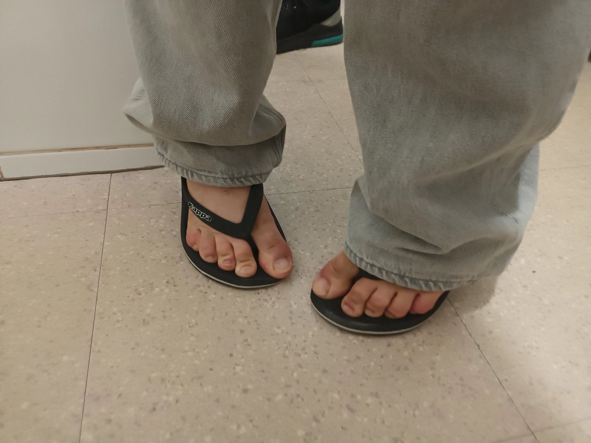 Solebreon's tweet photo. I happen to be wearing sandals right now, any of you like mine? 👣✨️🖤

#feetmale #footfetısh #feetworshi̇p https://t.co/OltKsjyVPT