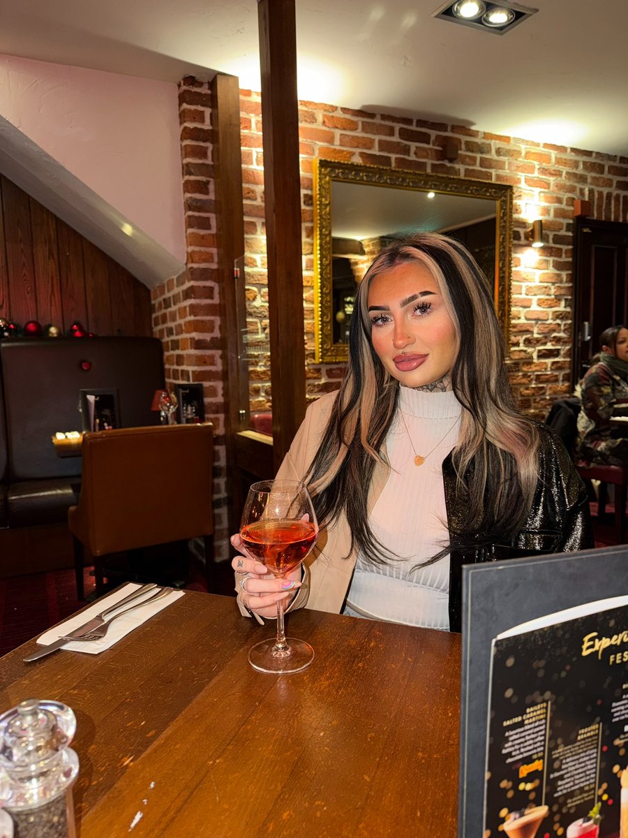 Princessjasmxox's tweet photo. Who’s gonna pay for my meal &amp; drinks then🤷🏼‍♀️ https://t.co/vTxx3KNqmC