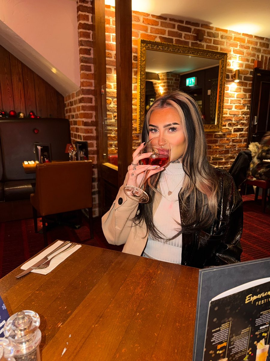 Princessjasmxox's tweet photo. Who’s gonna pay for my meal &amp; drinks then🤷🏼‍♀️ https://t.co/vTxx3KNqmC