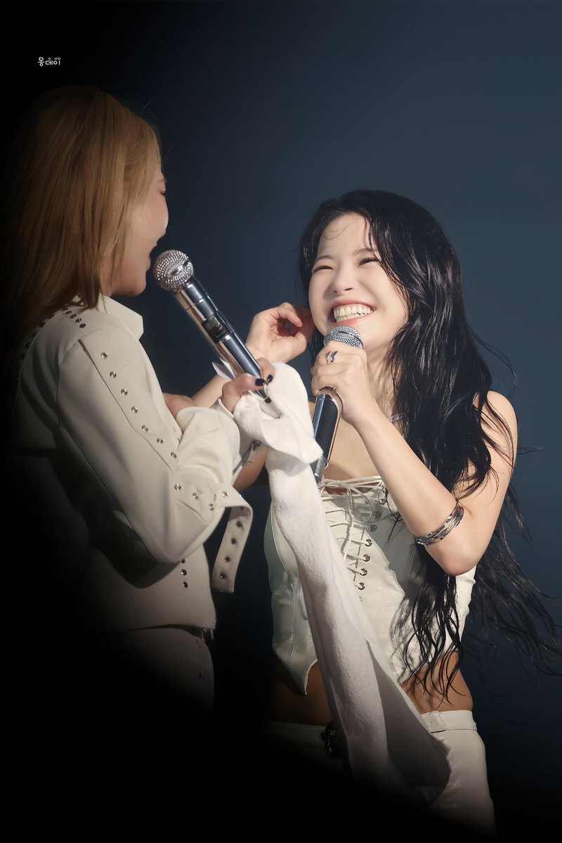 mondayblue__s's tweet photo. 260620 마마무 4WARD 서울 콘서트 중콘

행복하세요🥰

#마마무 #솔라 #문별 #휘인 #화사 
#MAMAMOO #SOLAR #MOONBYUL #WHEEIN #HWASA https://t.co/cGnlheJrvv