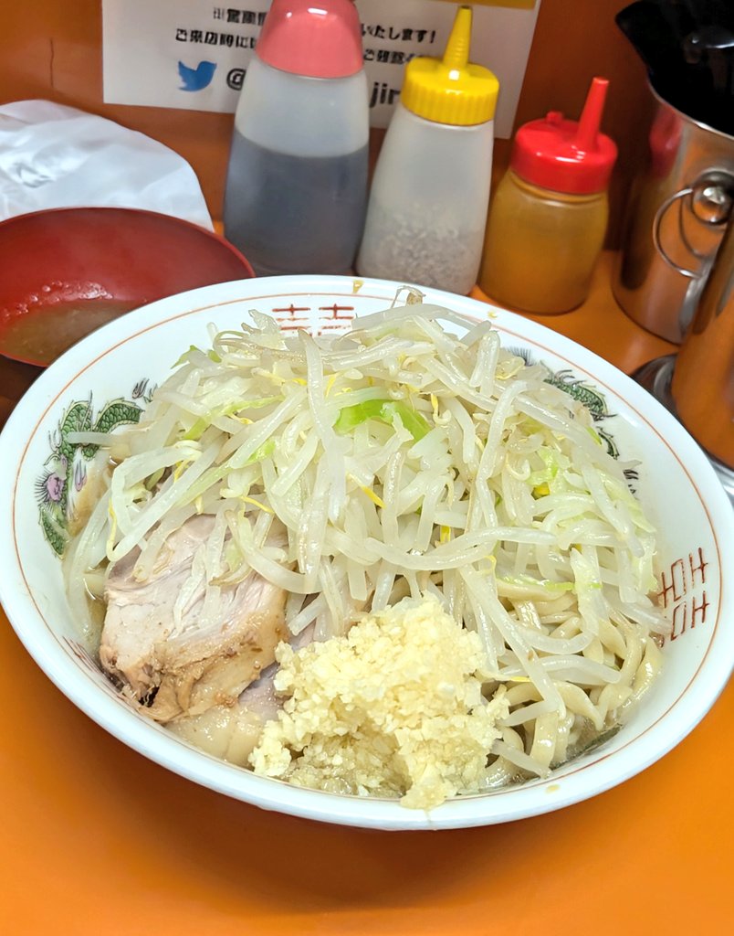 piko_pikon69's tweet photo. ラーメン二郎 相模大野店@相模大野
ひやコロ(ラーメン100%) ﾆﾝﾆｸ
TP 相撲部屋のしょうがタレ
今日のお稽古もひやコロ一択🍜❄️
冷水で〆たスモジ麺を熱々のスープへ投入して熱々のヤサイで蓋をして💕
どんどん温度が均一になるので麺が冷たいうちに素早く夢中ですすり倒す✨
これはハマるわ〜😍👌💯 https://t.co/ZBixIRYzbn