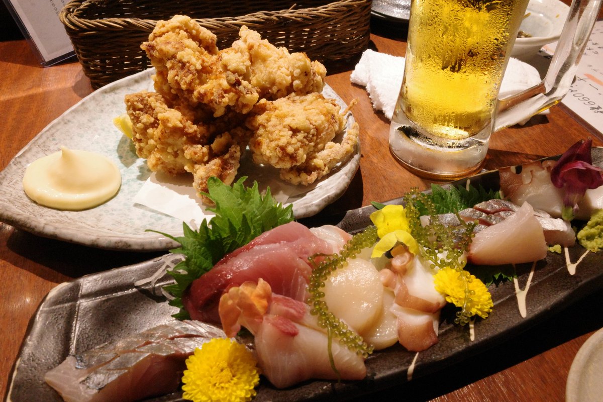 25nabe251's tweet photo. 今夜は職場の先輩と呑み歩き
一軒目鶏料理メインの居酒屋
二軒目餃子専門店
三軒目ミュージックＢＡＲ
明日は休日出勤..... https://t.co/mtppDqexNo