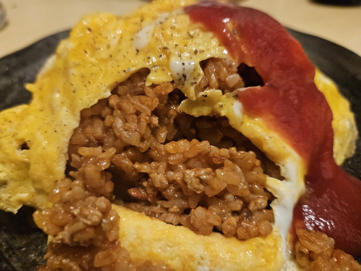 knGTRgg's tweet photo. 昨日たっぷり作って当然余った肉味噌と半端残置してたトマト缶合わせたら自宅オムライスの1位出た。疲労消えた。 https://t.co/3EizUKOXKp