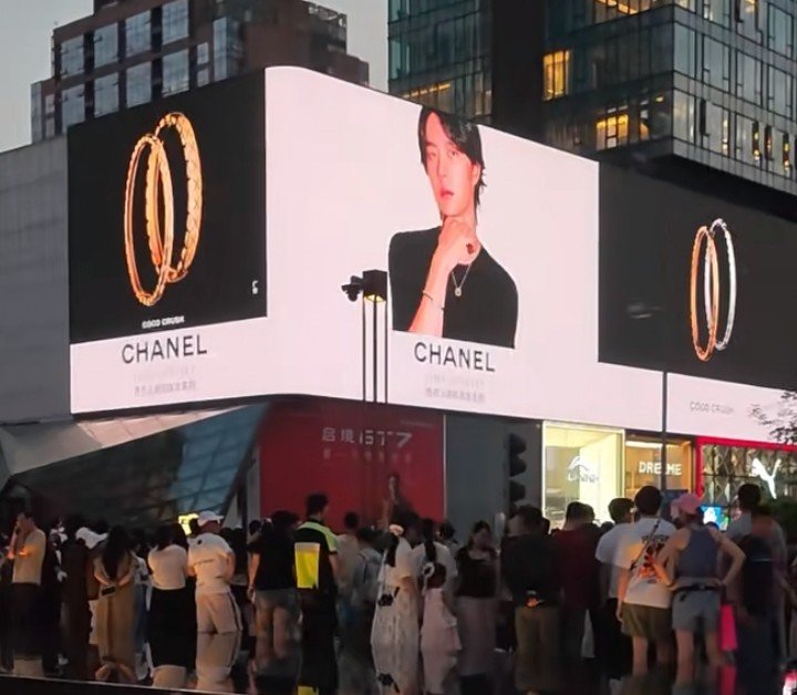 yiboglobal1's tweet photo. Towering digital billboards showcasing CHANEL Global Ambassador #WangYibo for the 2026 Coco Crush jewelry collection have officially made their debut in key Chinese cities like Chengdu, Beijing, and Nanjing.

YIBO COCO CHANEL CAMPAIGN
#WangYiboxCocoCrush https://t.co/jKuP9MOpBa