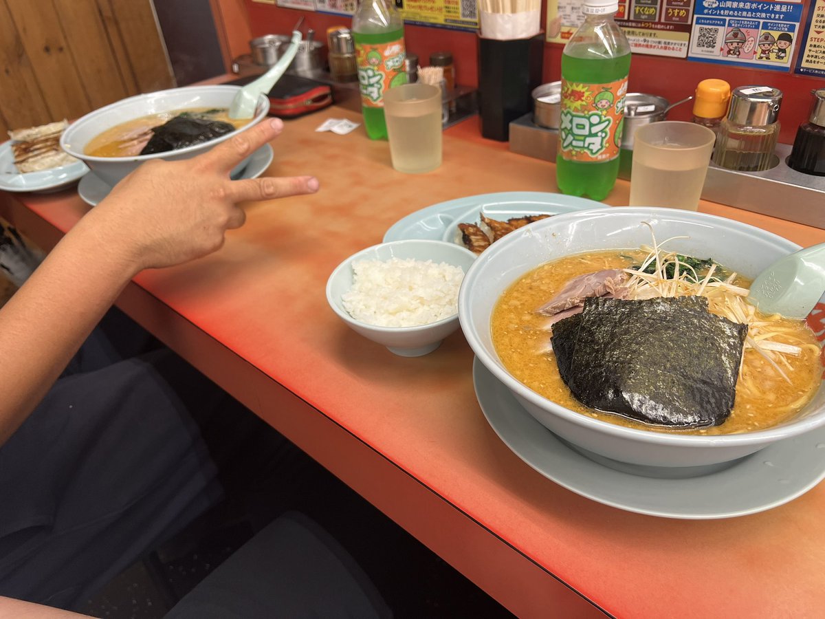 L4rch_'s tweet photo. ラーメン山岡家
特製味噌ネギチャーシュー中盛り
背脂変更ギョーザ半ライス

遂に山岡家童貞卒業しました🙄

外クッセェ‼️
けどこれは普通に美味かったwww

なんか焼肉でいう豚とか牛じゃなくて
ジンギスカン食ってるみたいな感覚
ちょっとクセのある一杯だけど
これを求めて来る人が多いのも頷けるわw https://t.co/a0NqEIfry1
