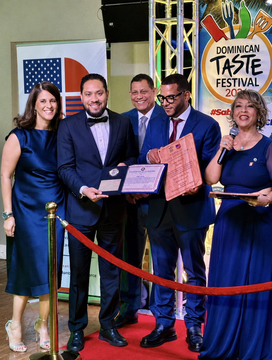 JaimeRinconRD's tweet photo. NEW YORK 🗽 

Agradecido de la Tour Business Round Table y la Dominican USA Chamber Of Commerce organizadores de la DOMINICAN TASTE FESTIVAL por distinguirme y reconocer mi trabajo en los medios de comunicación y promoción del turismo y la diáspora.

Fueron palabras muy bonitas https://t.co/gR8c2aK832