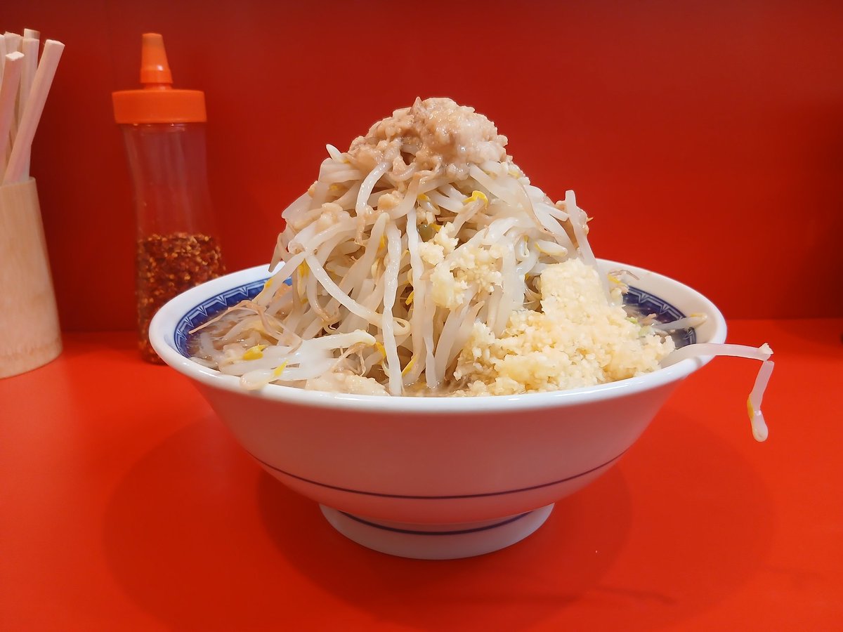 manarock69's tweet photo. ラーメン二郎　朝倉街道駅前店

華金の夜営業へ。
ラーメン、カラメ以外全マシマシ。

スープを見た瞬間濃そう。
飲むと、粘度を感じる超こってり。
頭がクラクラする、強烈なやつ。
美味すぎ超満足

今日のスープでつけ麺食うと美味かっただろうなあ！と思った
つけ麺も食べたかった。
#ラーメン二郎 https://t.co/NkPc5J2wbU
